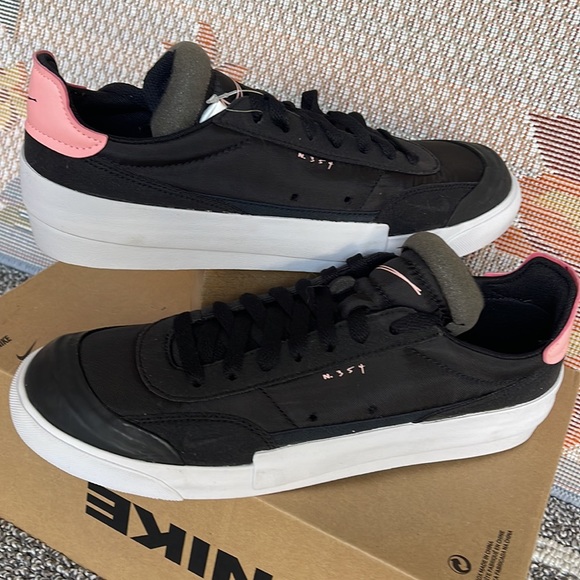NIKE WMNS DROP-TYPE
BLACK/PINK TINT-WHITE-ZINNIA
Sneakers 
AV6697 001 - Picture 11 of 16